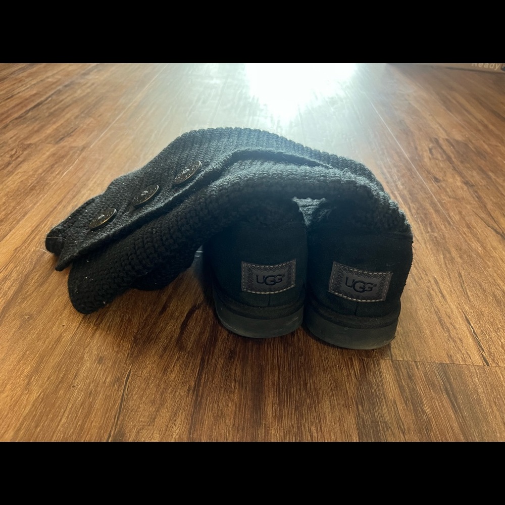 UGG - Picture 3 of 3